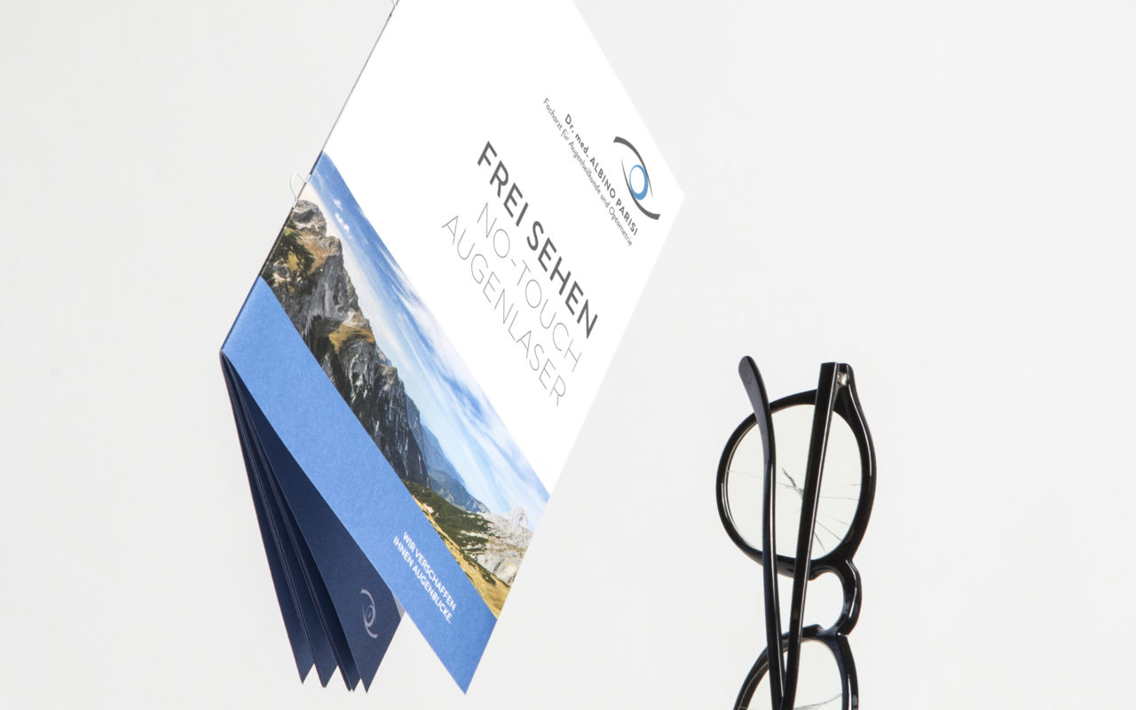 Infobroschüre mit Brille